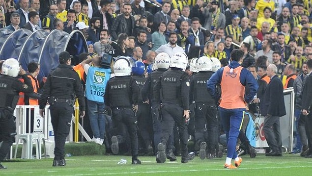 Daha sonra maçın hakemi Mete Kalkavan, soyunma odasına gittikten yaklaşık 30 dakika sonra maçı tatil etti.