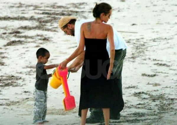 14. Доказательство начала отношений несколько лет назад между Брэдом Питтом и Анджелиной Джоли