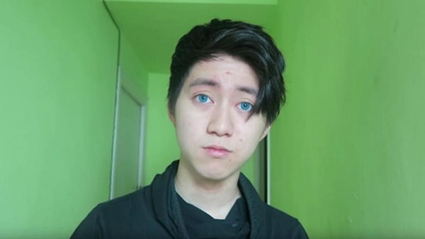 Ютубер Кангуа Рен, проживающий в Барселоне и известный своим подписчикам как ReSet, накормил бездомного 52-летнего мужчину печеньем Oreo, заменив начинку на зубную пасту.