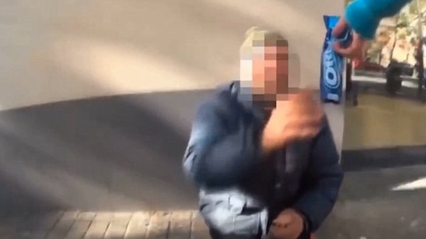 На видео, которое записал Рен, он отдает бомжу банкноту в €20 и пачку печенья.