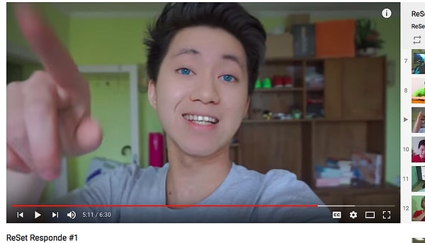 В это время ReSet надсмехается над ним и, обращаясь к зрителям, говорит: «Может, это и слишком, но посмотрите на позитивную сторону: он хотя бы зубы почистил. Наверняка он не чистил их с тех пор, как стал нищим».