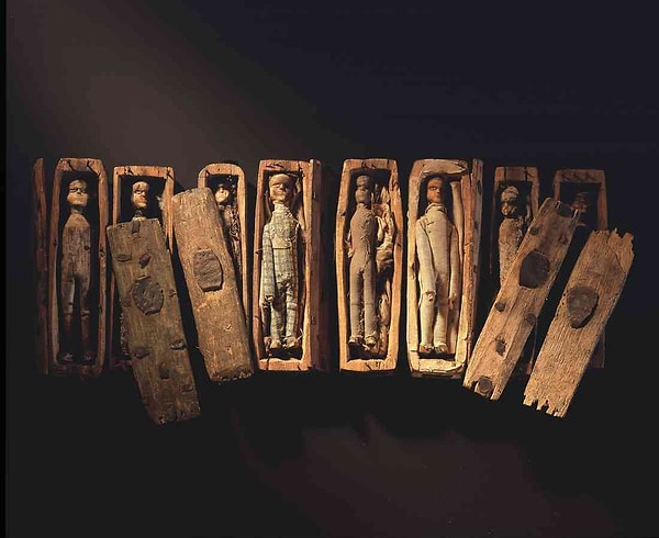 3. Таинственные маленькие гробики, найденные в 19 веке неподалеку от Эдинбурга, в пещере Трон Артура