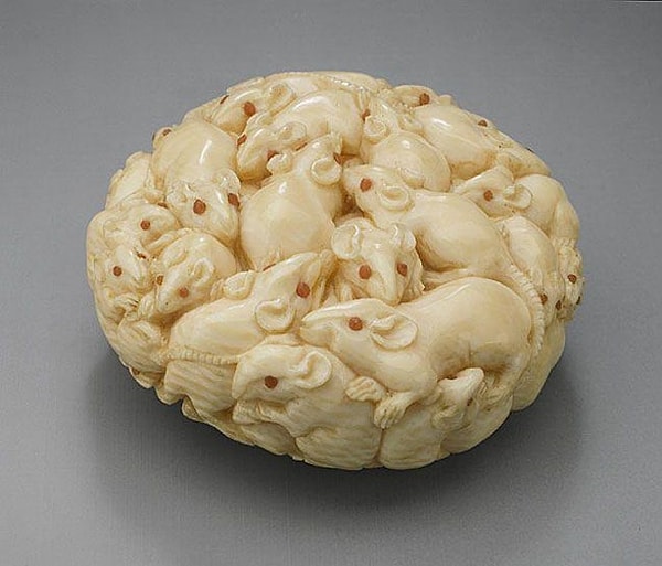 8. "Стая крыс" — японская резная скульптура из слоновой кости, 19 век