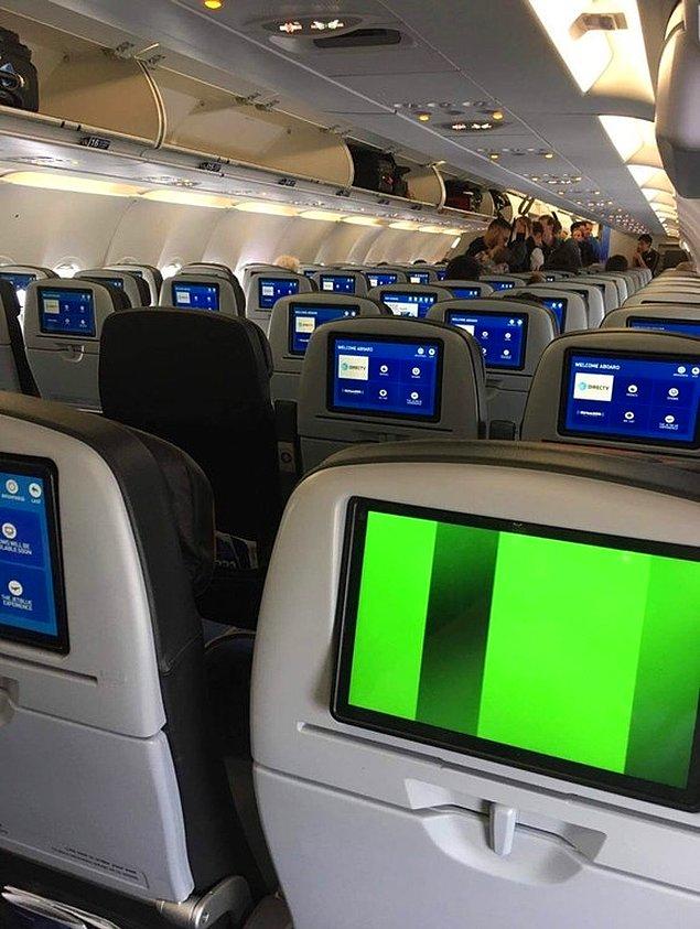 14. Uçakta tüm ekranlar çalışırken sizin ekranınızın çalışmaması çıldırmak için bir neden değil mi? 😳