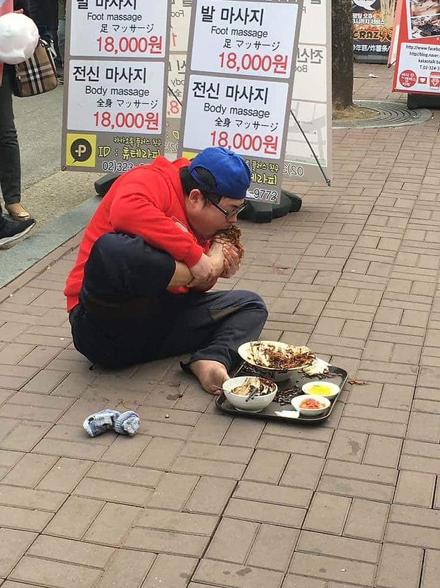 1. Ayağının verdiği tat yemeğe lezzet katıyor olmalı... 🤢