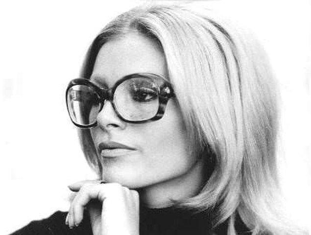 Yerli stil ikonumuz Ajda Pekkan da 60'larda modaya damga vuran isimdi. Hem Jackie'de hem de Ajda'da gördüğümüz gibi 60'ların en belirleyici aksesuarı çerçeveli gözlüktü.