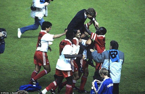 1991 yılında ise Fransa Kupası'nı kazandı. 1992 yılında UEFA Kupa Galipleri Kupası'nda Werder Bremen ile final oynama başarısı da göstermişti.