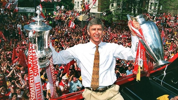 Premier Lig'de ilk şampiyonluğu 1997-1998 sezonunda kazanan Wenger, Premier Lig'i kazanan ilk yabancı çalıştırıcı unvanını aldı.