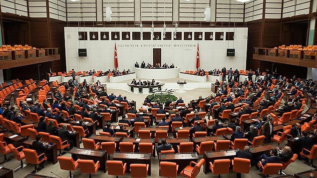 Böylece seçim öncesinde AK Parti’ye 278 milyon lira, CHP’ye 142.2 milyon lira, MHP’ye 66.8 milyon lira ve HDP’ye de 60.4 milyon lira daha Hazine yardımı aktarılacak. Böylece toplamda siyasi partilere bu yıl aktarılan toplam tutar 821.1 milyon lirayı bulacak.