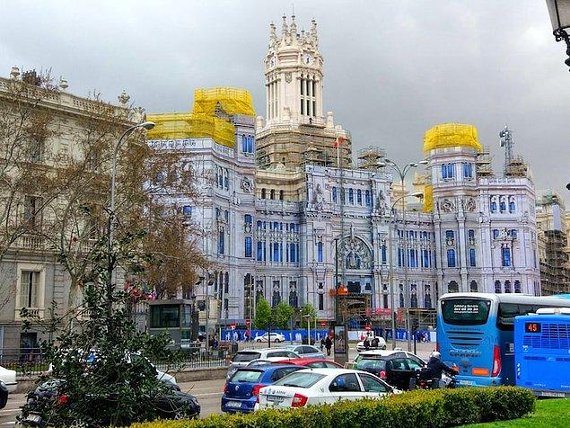 11. İspanya'nın Madrid şehrinde yapılan bu inşaatta kurulan iskelenin önüne, binanın bir görseli asılarak görüntü kirliliği ortadan kaldırılmış.