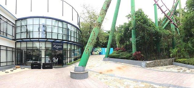 16. Çin'deki Guangzhou İngiliz Üniversitesi'nin South Lake kampüsü, terk edilmiş bir lunaparkın hemen yanına kurulmuş.