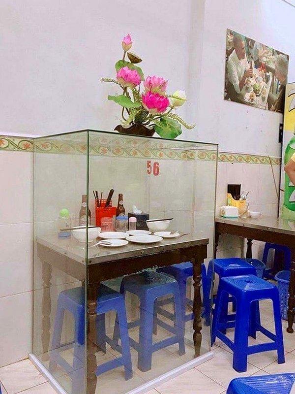 20. Restorana gittiğinizde orada yemek yemiş ünlülerin fotoğraflarını görmeye alışkınsınızdır. Vietnam'daki bu restoran ise olayı ileri götürüp eski ABD başkanı Obama'nın yemek yediği masayı tamamen camekanlatmış.