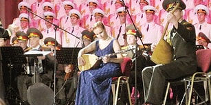 Kızıl Ordu Korosu'nun Bağlamacısı Daria Teplova: Repertuvarında Yaylalar ve Çanakkale Türküsü de Var