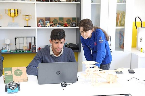 Geçtiğimiz günlerde İstanbul’da gerçekleştirilen Teknoloji Zirvesi’nde Sivrice Dream Takımı Lego EV3 Mindstorms setiyle hazırladıkları Gyro Boy ve zeka küpü çözen robot çalışmalarıyla beğeni topladılar.
