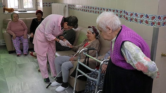 İyi ki Varsın! 'Kanatsız Melek' Şengül Kazan 40 Yıldır Düşkünlerin Tırnaklarını Kesiyor, Ayaklarını Yıkıyor