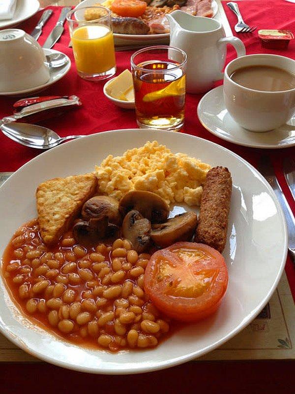11. Londra, İngiltere: Bütünüyle İngiliz kahvaltısı siparişi vermek.