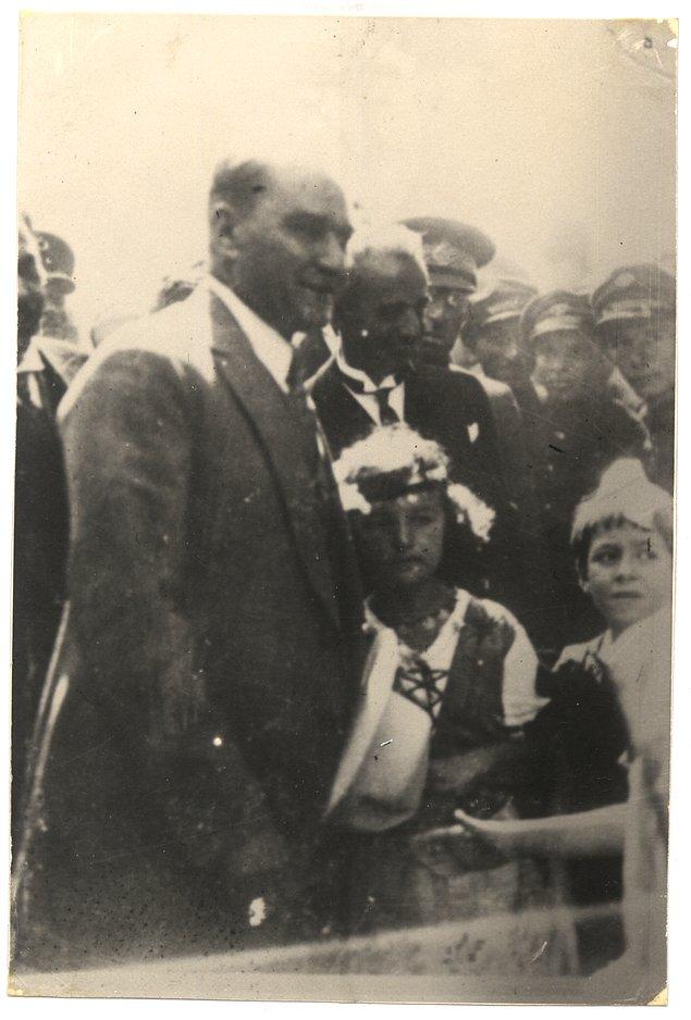 Yaşamı boyunca tüm sevdiklerine hangi yaşta olursa olsun "çocuk" diye hitap eden Atatürk'ün çocuk sevgisi hayatının her döneminde kendini gösterdi.
