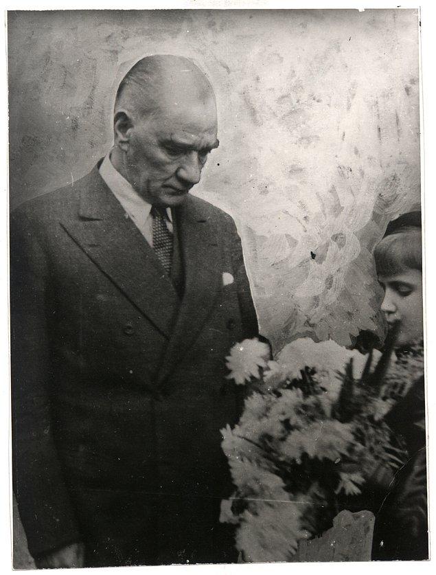 İster yurt içi gezilerinde ister aile sohbetlerinde olsun Atatürk'ün yanında mutlaka çocukları görmek mümkündü.