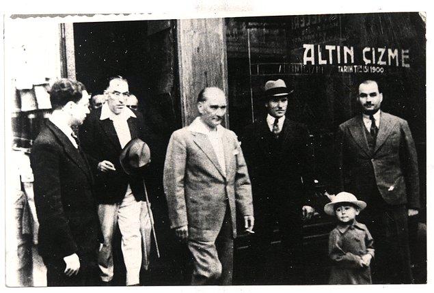 Atatürk çocukları ülkenin geleceği olarak görüyor, onlara çok güveniyordu. Çocuklara söz hakkı verilmesini ve iyi eğitilmelerini istiyordu.