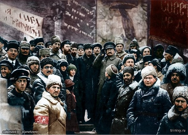 7. Большевики отмечают годовщину Октябрьской революции на Красной площади в Москве (1919 год).