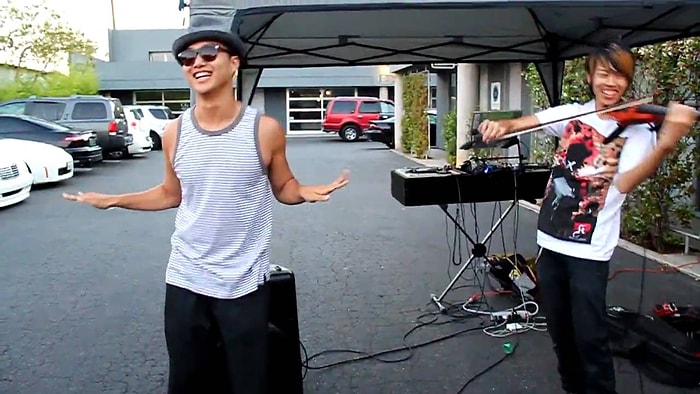 Keman ile Dansı Muhteşem Bir Uyumla Gösteriye Döken Gençler