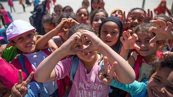 📌9. Türkiye’de okul çağında yaklaşık 850 bin Suriyeli çocuk yaşamaktadır. MEB’in 2017 tahminlerine göre, 490 binden fazla Suriyeli çocuk ülkenin çeşitli yerlerinde okullara kayıtlı durumda, buna karşın 380 bin çocuk ise okula gidememektedir.