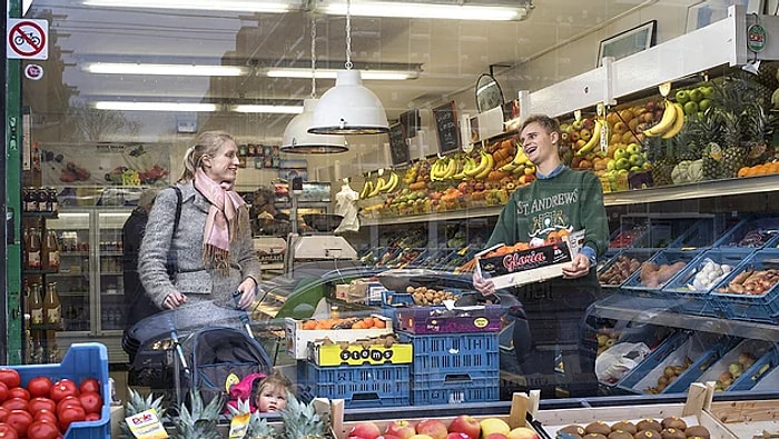 Под лежачий камень вода не течет: 26 снимков о первом месте работы молодых людей в разных странах мира