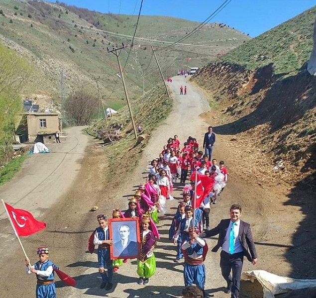 'Bayrağımızı yere değdirmeyen Yusuf ve İzmir Marşı eşliğinde köy meydanına yürüyen efeler'