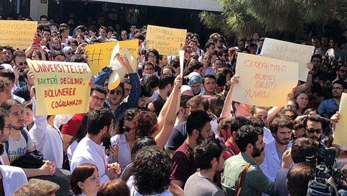 Cerrahpaşa Tıp'ta Protesto ve Bir Pankart: 'Üniversiteler Bakteri Değildir, Bölünerek Çoğalmaz'