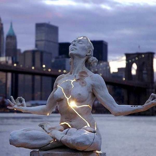 1. Paige Bradley imzalı meditasyon yapan heykel