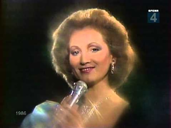 5. София Ротару поет: ".., горная ... Наших встреч с тобой синие цветы".