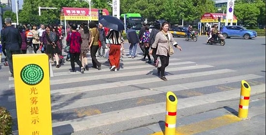 В Китае установили светофоры с водораспыляющими установками, чтобы люди не переходили дорогу на красный свет