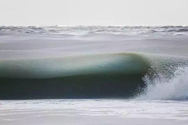 6. İnternette 'donmuş dalgalar' olarak paylaşılan bu fotoğraf tamamen gerçek.