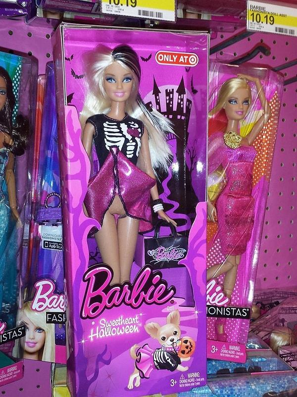 13. Birinin Barbie'ye çocuk mağazasında olduğunu söylemesi gerekiyor...