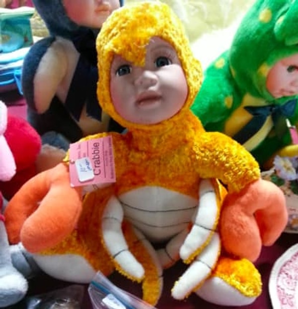 2. Этой игрушке только и остаётся, что быть героем чьего-нибудь ночного кошмара 😯