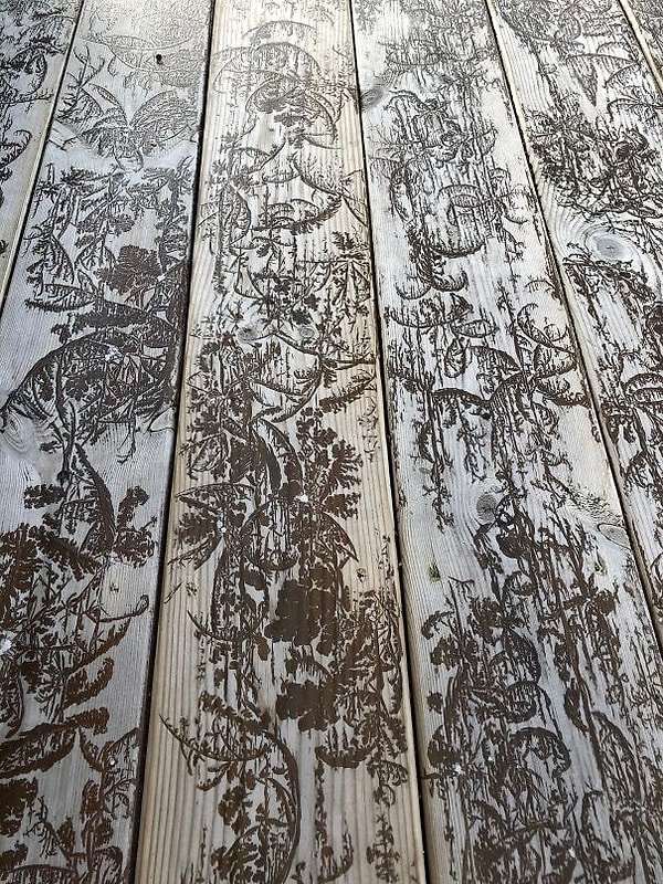 2. Морозный узор на деревянном полу