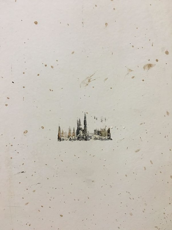 9. Сбитая краска на стене и пятна грязи образовали заснеженный городок