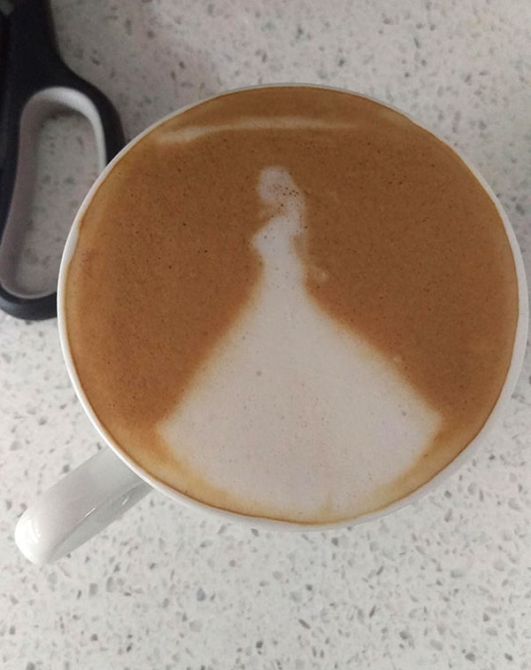 24. Невеста в кружке кофе с молоком