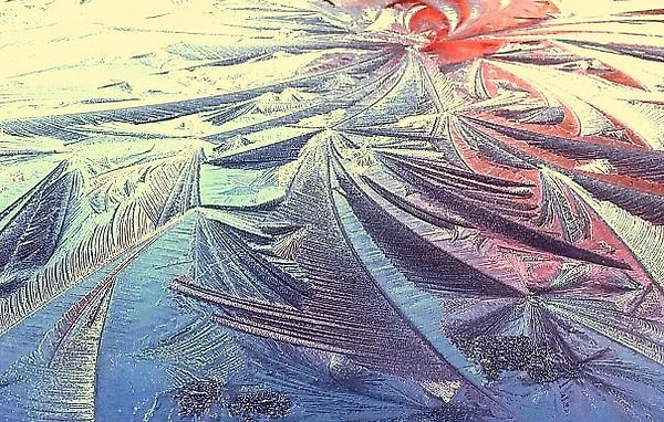 29. Отражение рассвета на крыше автомобиля, покрытой льдом