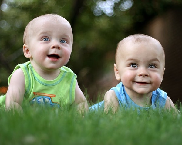 9. Два человека родились в один и тот же момент. Однако их даты рождения разные. Как это возможно?