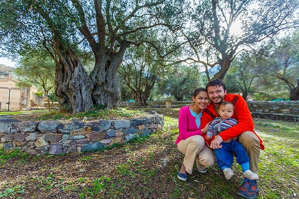 1. Ирина и Григорий Луговые начали путешествие в октябре прошлого года и планируют вернуться в Москву в сентябре этого.