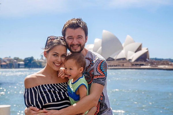 2. Они стараются жить по месяцу в каждом месте, так как путешествуют с ребенком, и частые переезды - это слишком большой стресс для малыша.