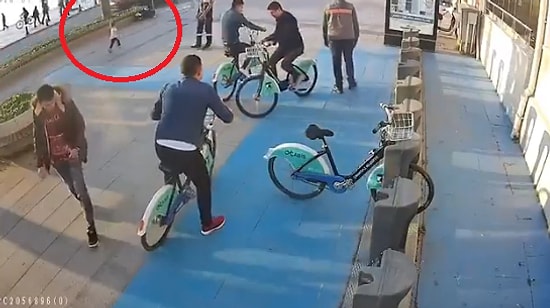 Dikkati Sayesinde Ufak Bir Çocuğun Hayatını Kurtaran Belediye Personeli