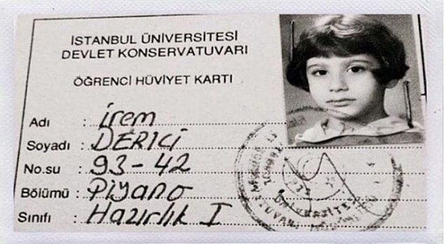 4 yaşındayken org çalmaya başlayan İrem Derici, müziğe olan düşkünlüğünden asla vazgeçmiyor ve Mimar Sinan Üniversitesi Güzel Sanatlar Fakültesi Devlet Konservatuarı Piyano Bölümü'nde eğitimine devam ediyor.