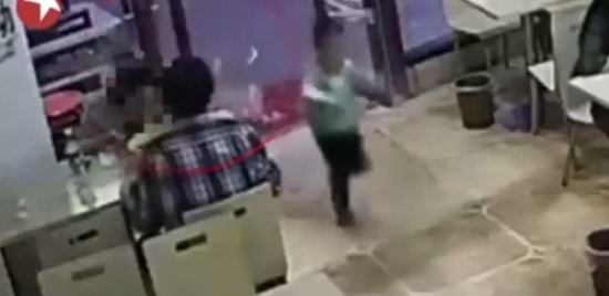 Ufacık Çocuğa Çelme Takarak İntikam Alan Vicdansız Kadın