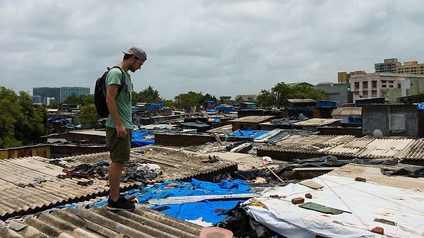 У него было очень искаженное представление о людях из трущоб. Яков рос, слыша рассказы о том, как они умирают на улице, что там никто не умеет читать и писать, детям приходится спать в окружении плотоядных крыс и т. д.