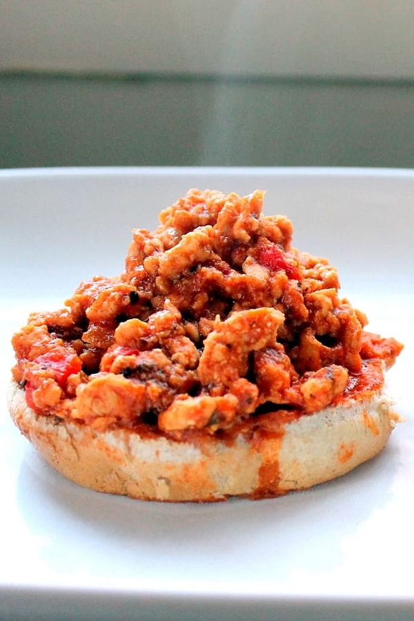 1. Замените говяжий фарш на куриный или из индейки.