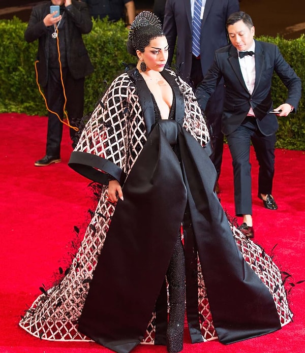 11. Леди Гага в Balenciaga, 2013 год.