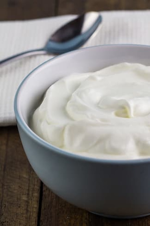 4. Греческим йогуртом также можно заменить майонез и сметану.