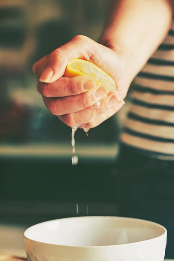 9. Если еда кажется безвкусной, не спешите тянуться за солонкой - добавьте что-то кислое или пряные травы.